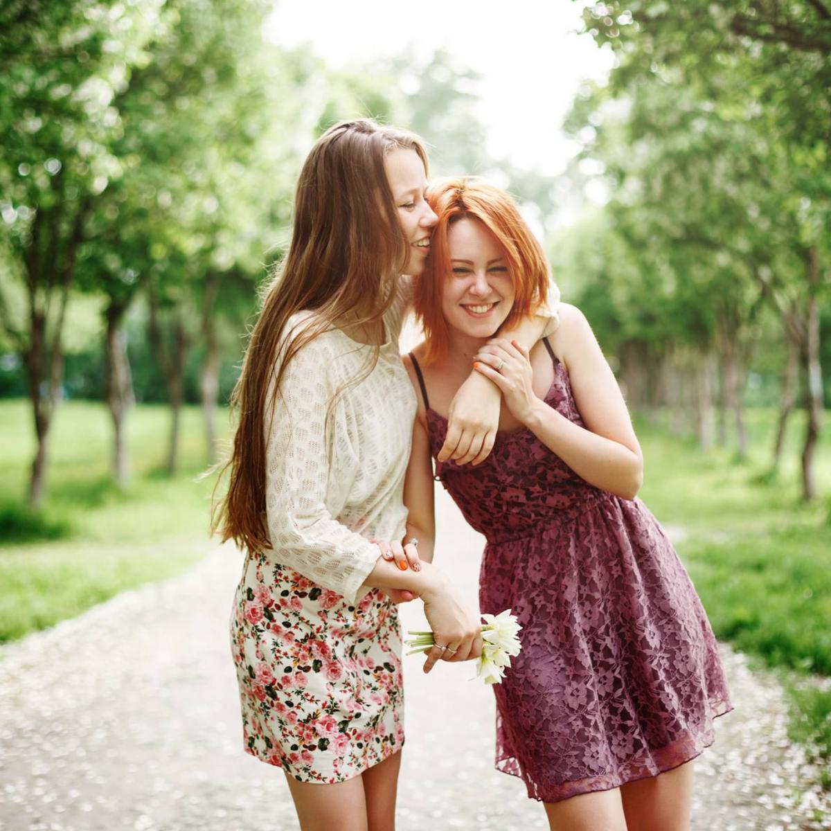 Молодые подружки радуют друг друга
